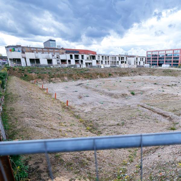 Im Baugebiet „Cologneo I“ stehen unfertige Rohbauten neben riesigen Baugruben und Baudenkmälern.