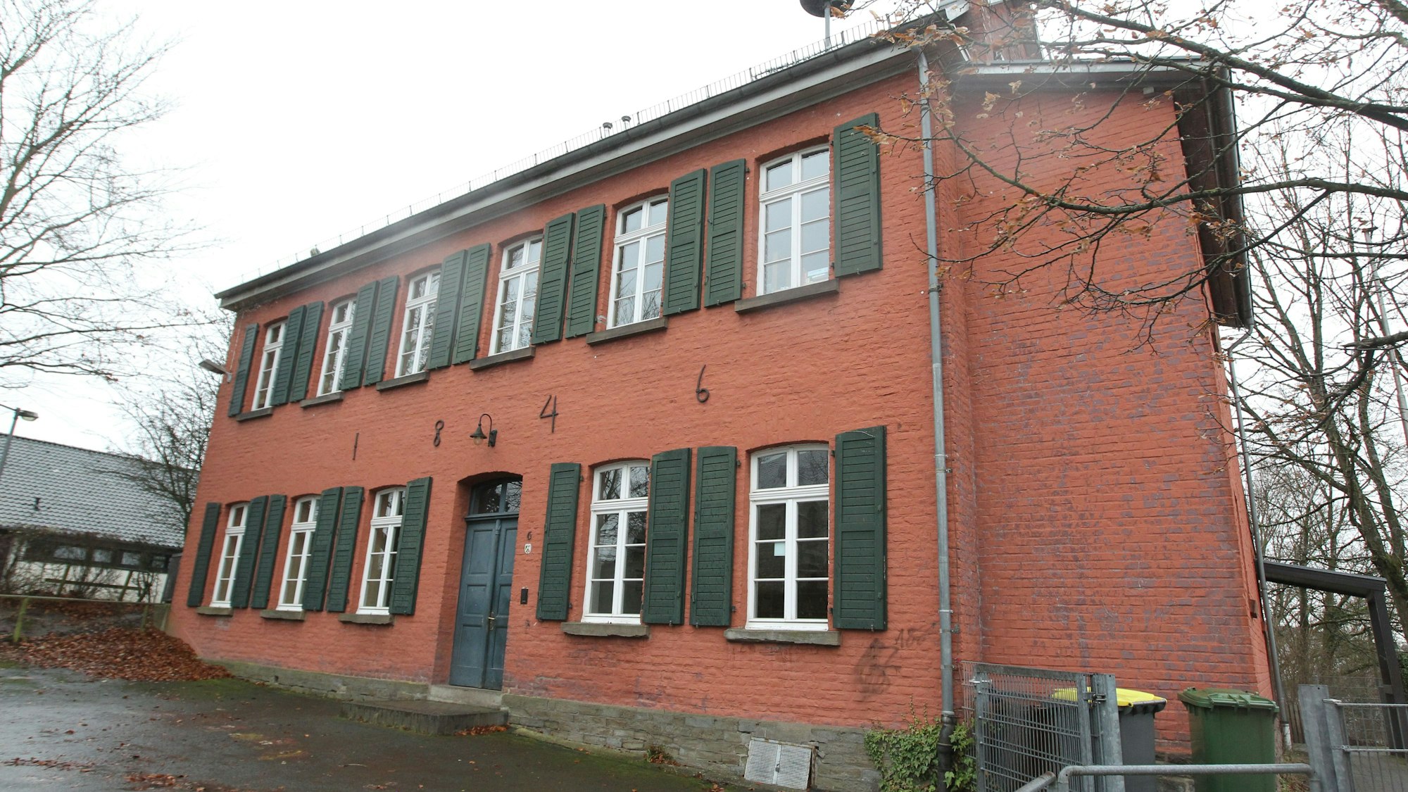 Das rote gebäude ist das alte Schulhaus und steht unter Denkmalschutz.