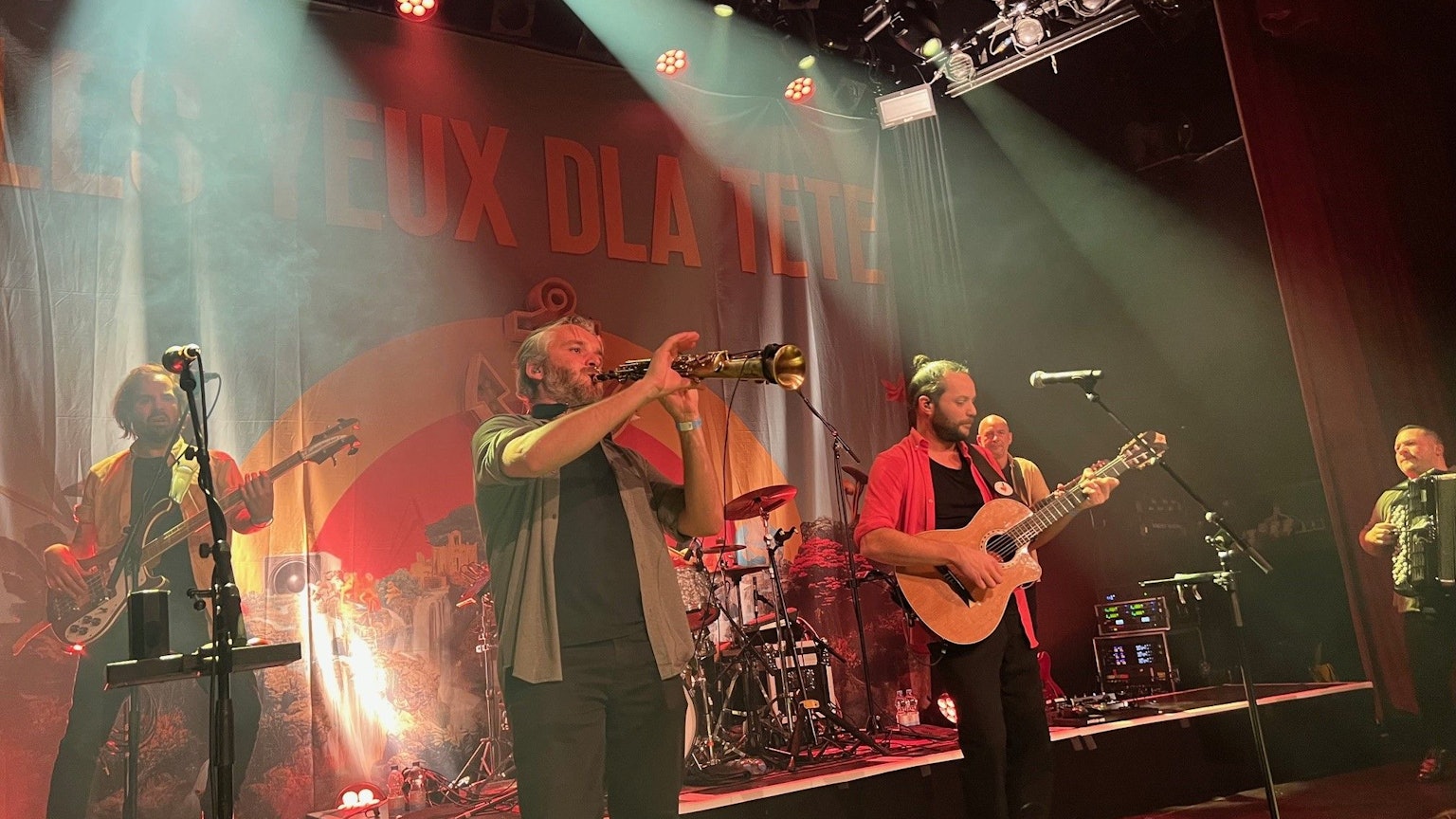 Les Yeux d'la Tête auf der Bühne des Gloria