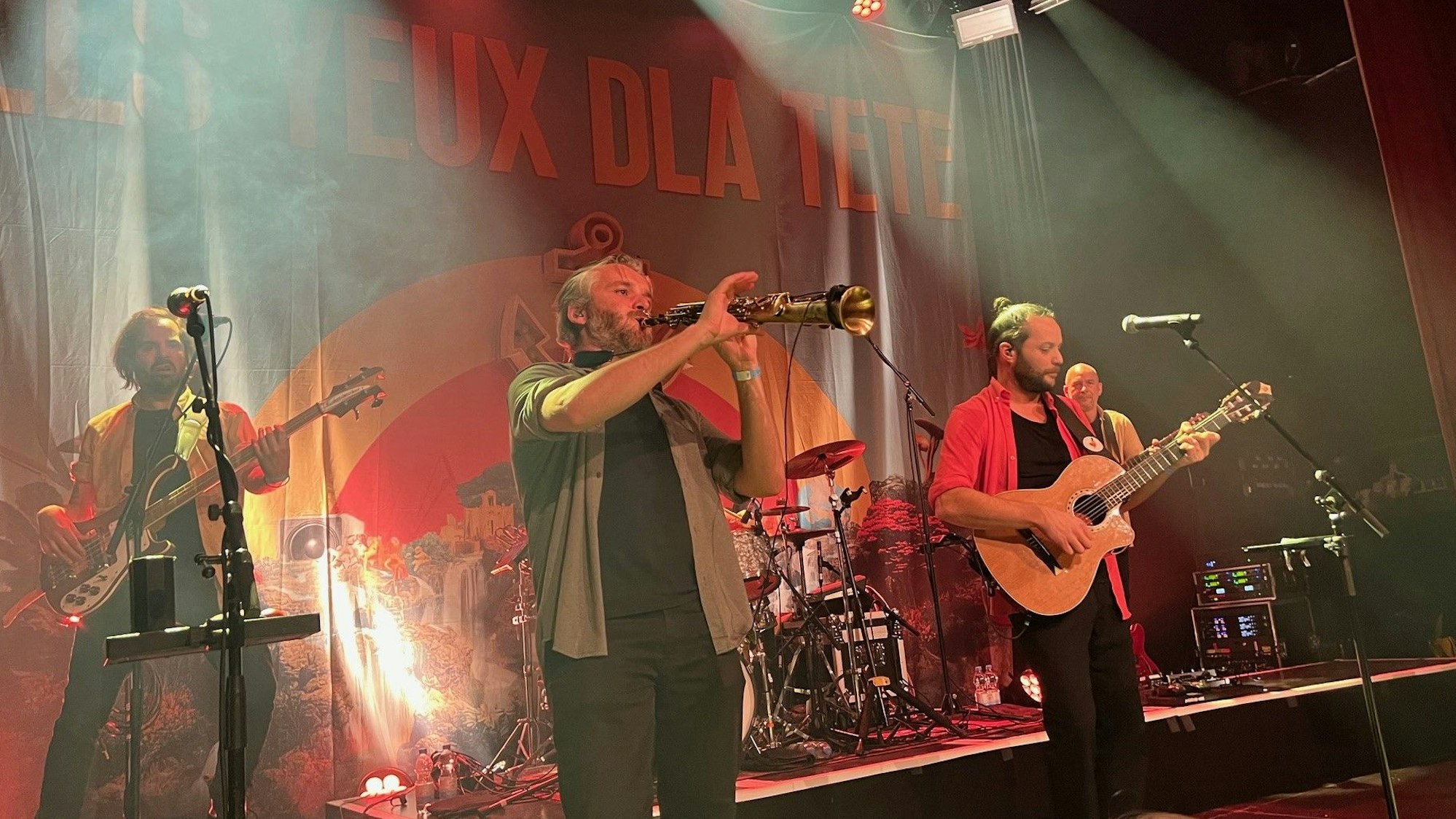 Les Yeux d'la Tête auf der Bühne des Gloria