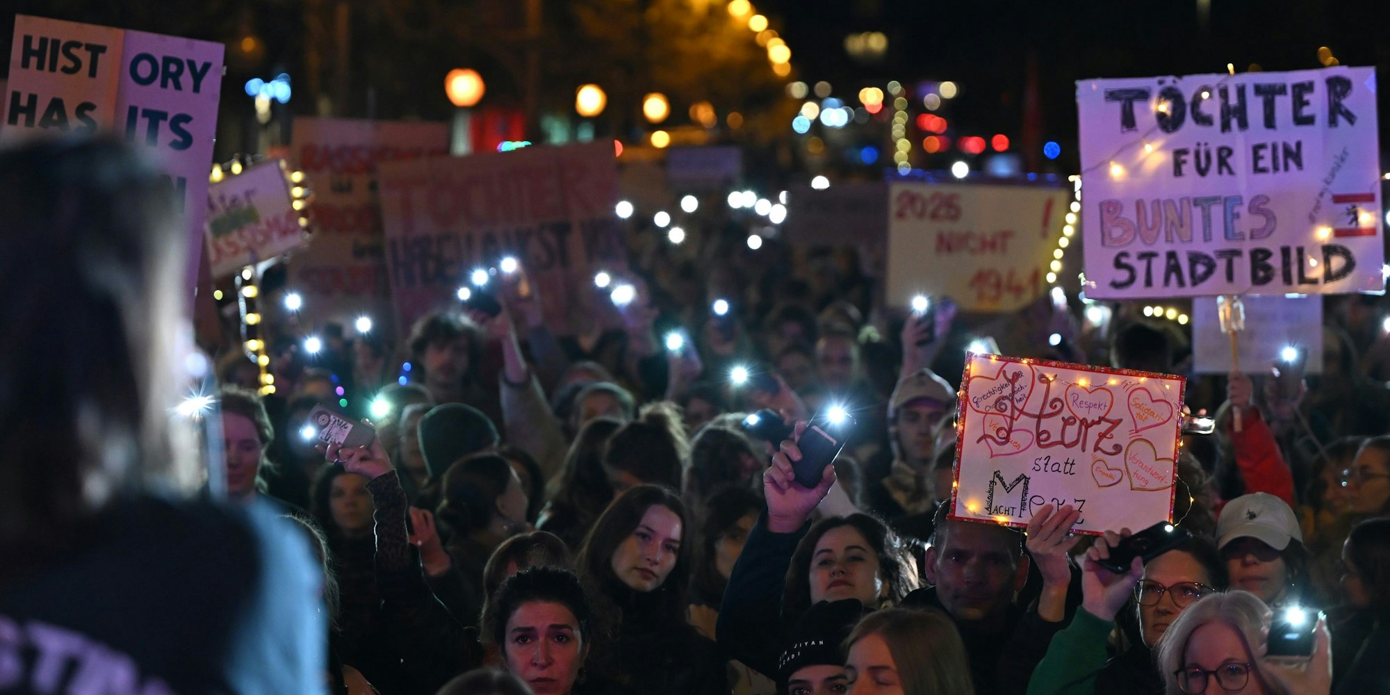 Teilnehmer der Kundgebung „Wir sind die Töchter“ der Initiative „Zusammen Gegen Rechts“ halten vor der CDU-Bundesgeschäftsstelle Handy-Lichter hoch. Die Kundgebung bezieht sich auf die Aussagen von Bundeskanzler Friedrich Merz zum „Stadtbild“.