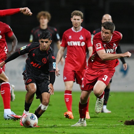 09.10.2025, xophax, Fussball Bundesliga 2025 Testspiel Cologne Cup Länderspielpause 1.FC Köln gegen Fortuna Köln Kian Hekmat , mitte  SC Fortuna Köln  gegen Cenk Özkacar , Ragnar Ache , Florian Kainz und Dominique Heintz , rechts  alle 1.FC Köln  Köln *** 09 10 2025, xophax, Soccer Bundesliga 2025 Test match Cologne Cup international break 1 FC Köln vs Fortuna Köln Kian Hekmat , center SC Fortuna Köln vs Cenk Özkacar , Ragnar Ache , Florian Kainz and Dominique Heintz , right all 1 FC Köln Köln