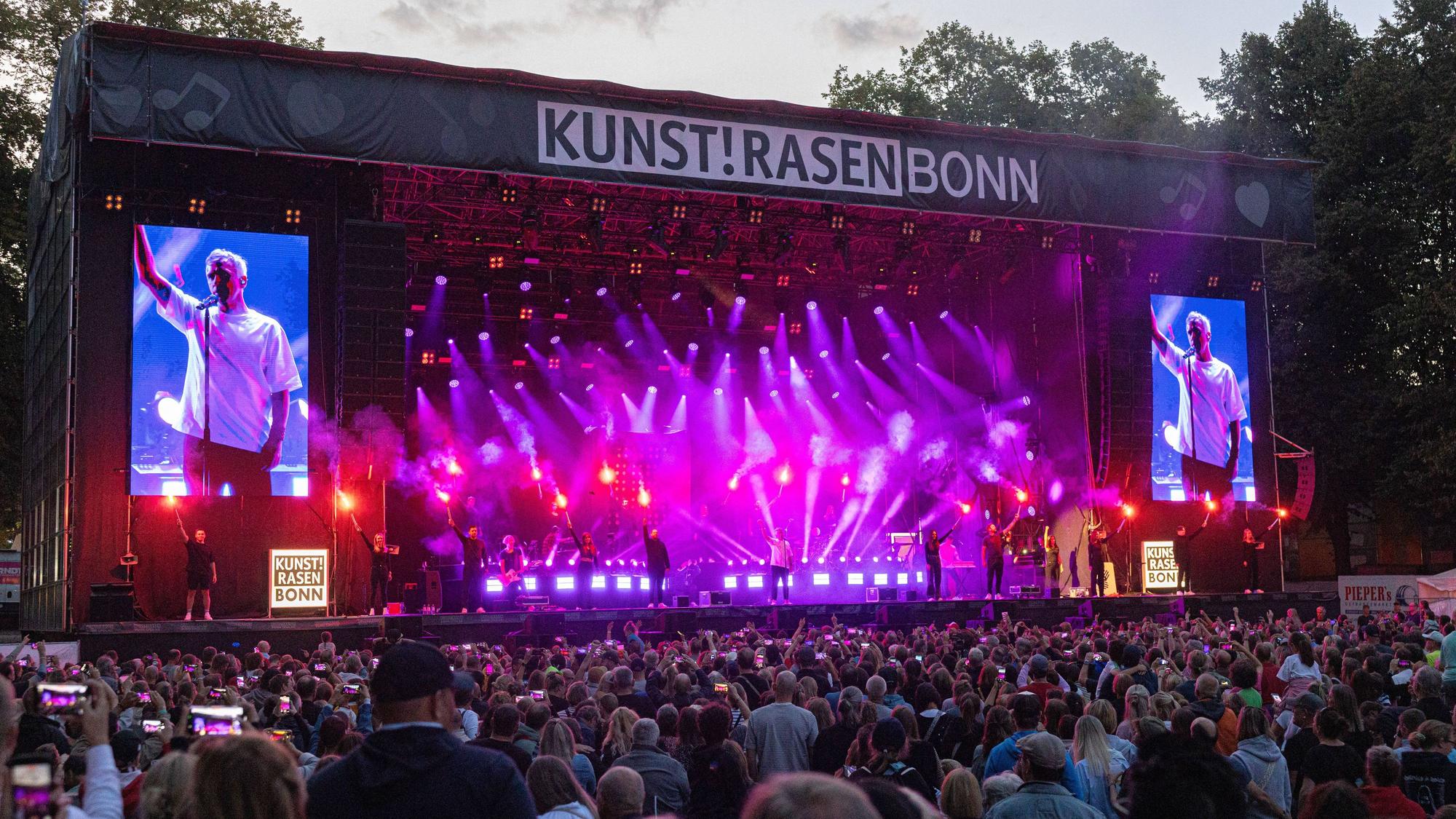 Eine Band tritt auf dem KunstRasen Bonn 2025 auf (Archivfoto).