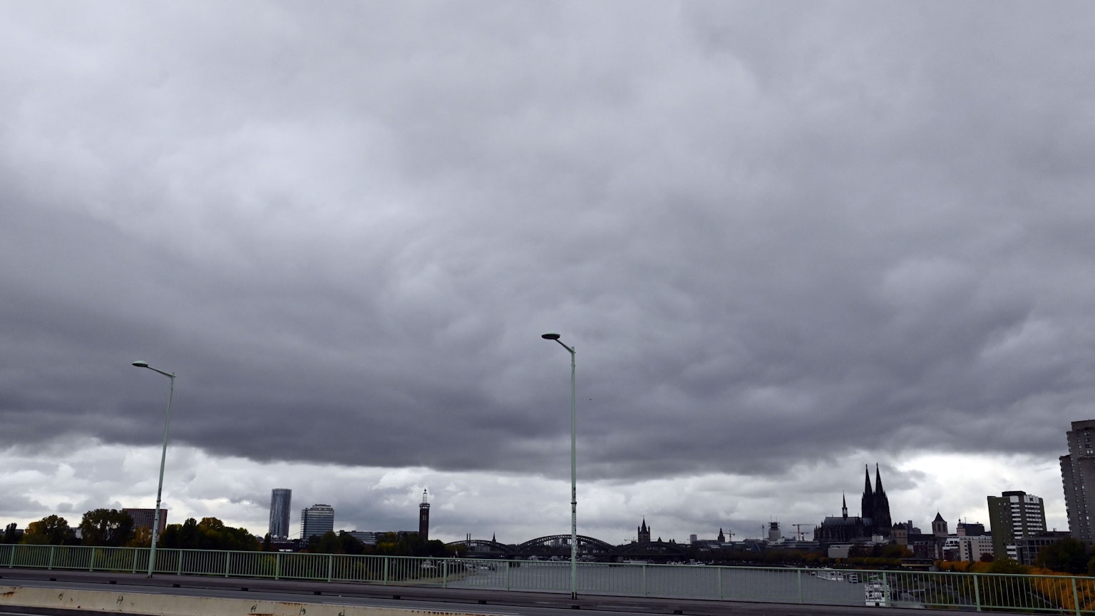 Ein dramatischer Wolkenhimmel zeigt sich über Köln. Gesehen von der Zoobrücke. (Archivfoto)