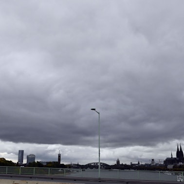 Ein dramatischer Wolkenhimmel zeigt sich über Köln. Gesehen von der Zoobrücke. (Archivfoto)