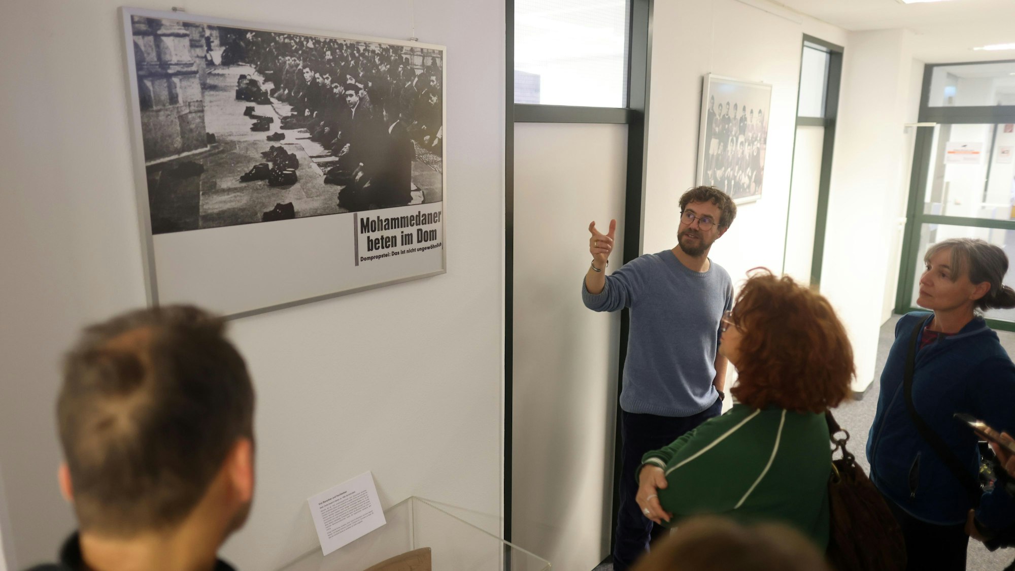 Robert Fuchs führt durch die Ausstellung im DOMiD.