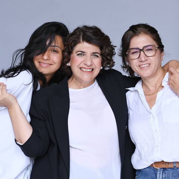 Im Internet zeigt sich Berivan Aymaz (Grüne, M.) im Protest-Post mit Nichte Zeria Delal Aymaz (l.) und Schwägerin Suna Aymaz (r.)