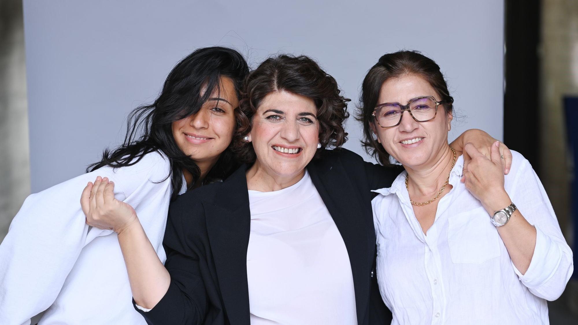 Im Internet zeigt sich Berivan Aymaz (Grüne, M.) im Protest-Post mit Nichte Zeria Delal Aymaz (l.) und Schwägerin Suna Aymaz (r.)