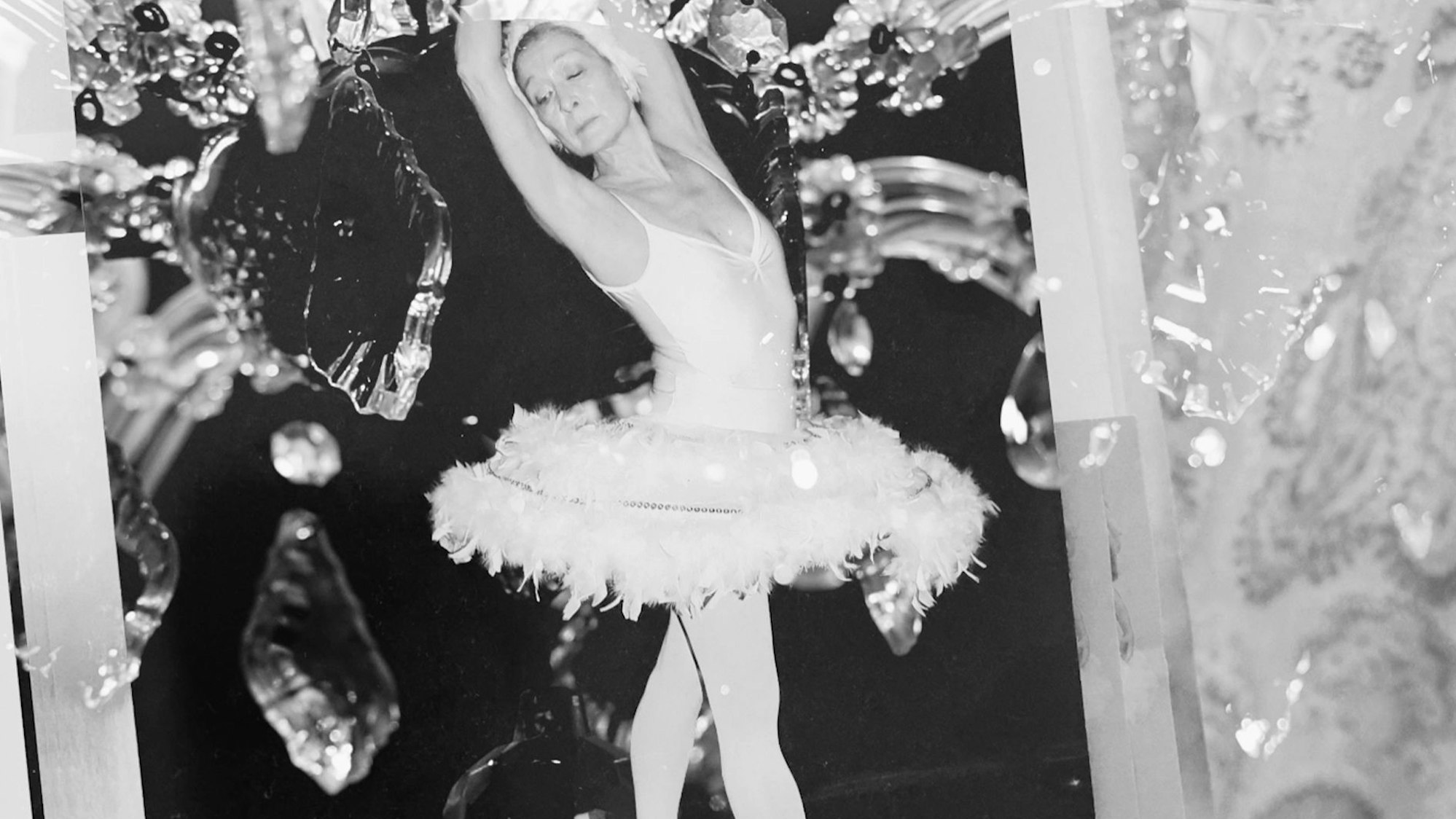 Ein schwarz-weiß-Bild einer älteren Ballerina in einem Bilderrahmen.