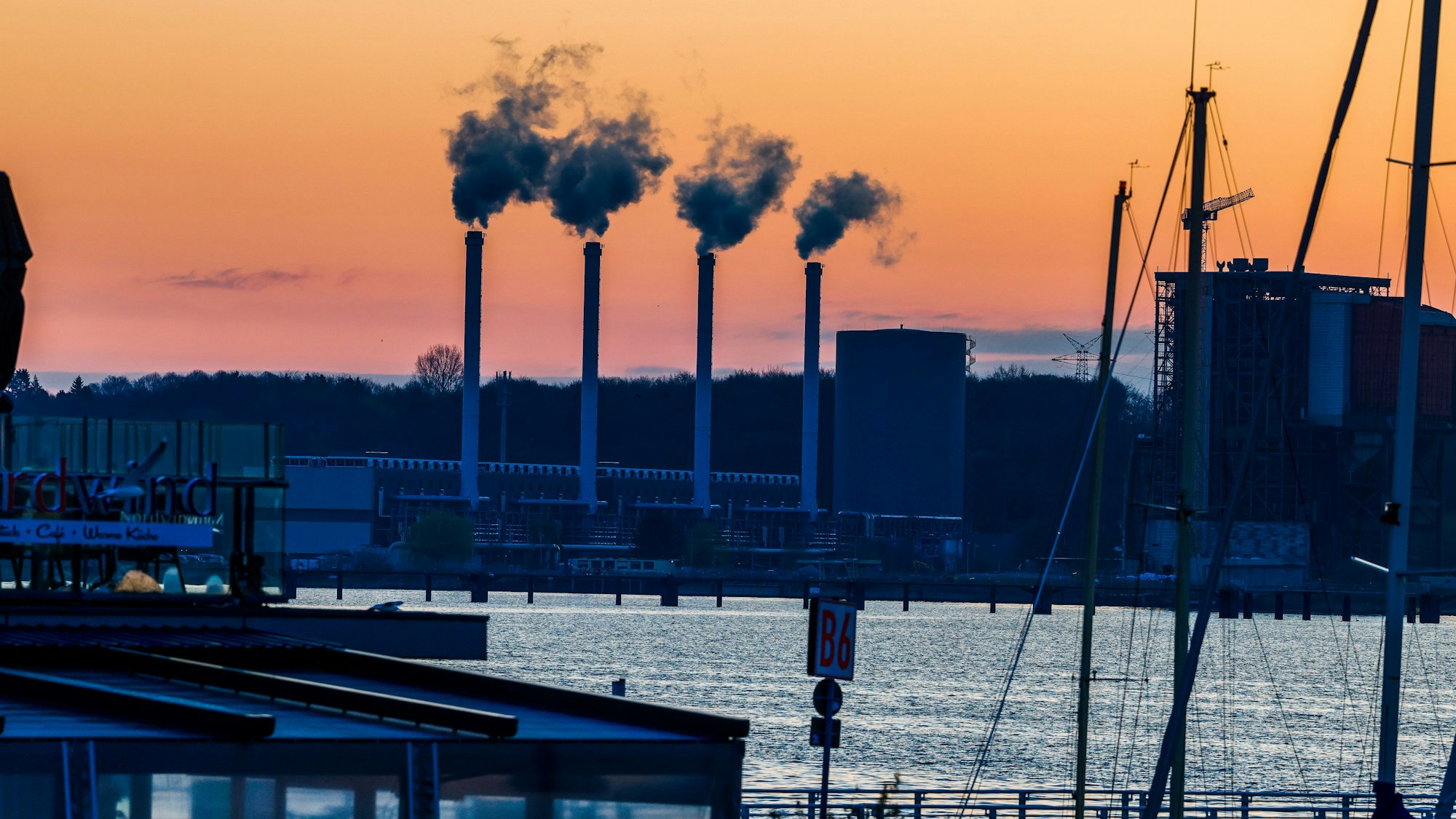 ARCHIV - 18.04.2023, Schleswig-Holstein, Kiel: Das mit 20 Gasmotoren arbeitende Kieler Küstenkraftwerk während eines Sonnenaufgangs.