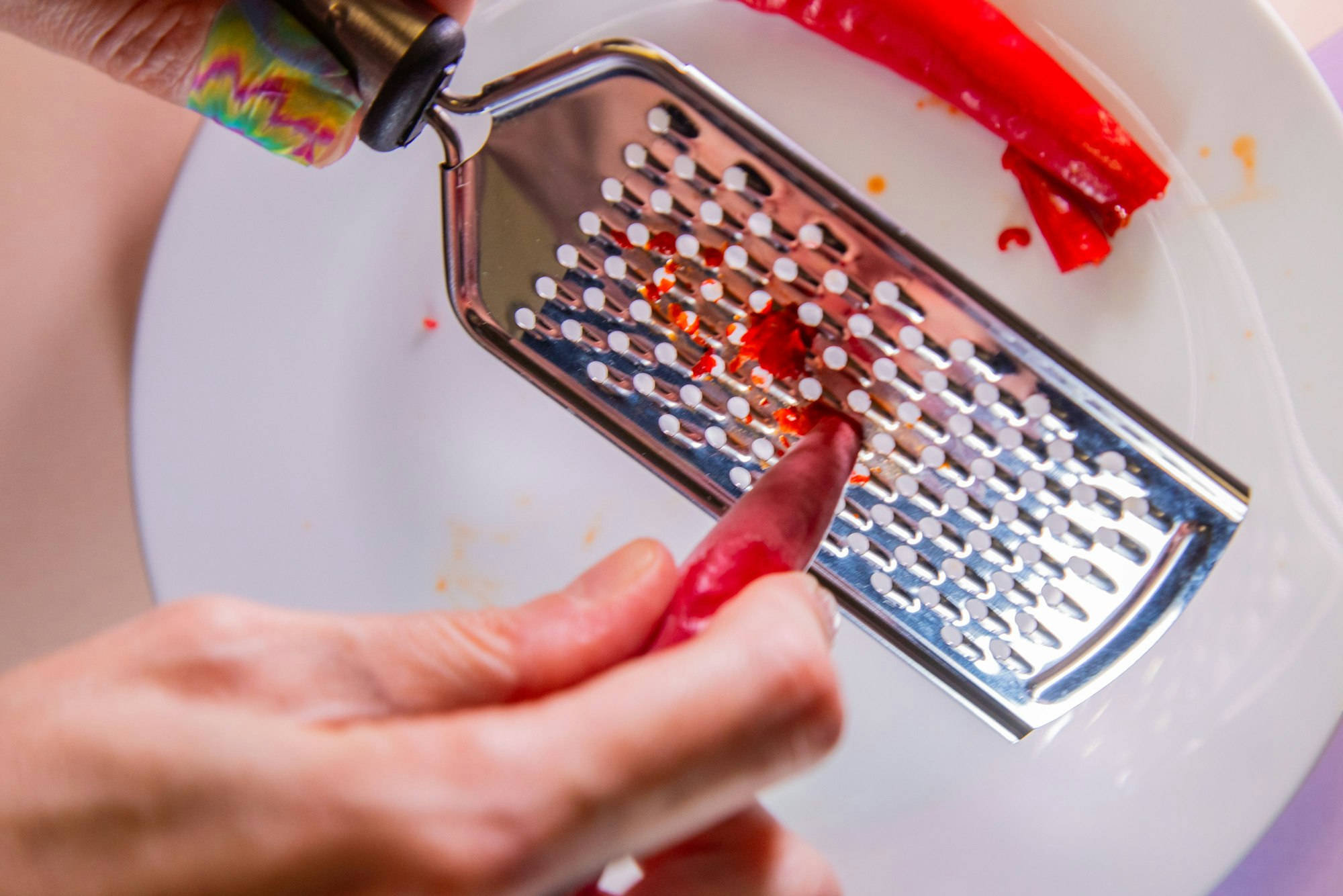 Die gefrorene Chilischote lässt sich leichter reiben und spritzt dabei weniger.