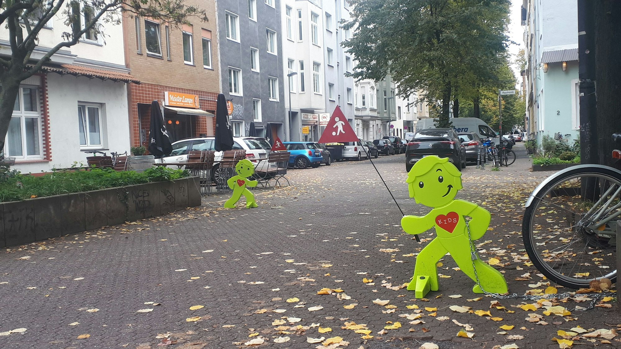 Dezente Erinnerung: Die gelben Brems-Aufstellfiguren erinnern an die Spielstraße und langsames Fahren.