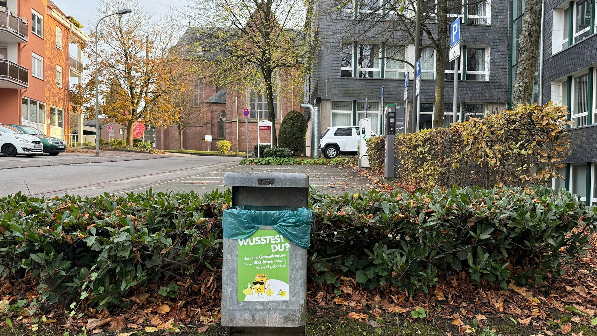 Abfallkorb am Burscheider Rathaus