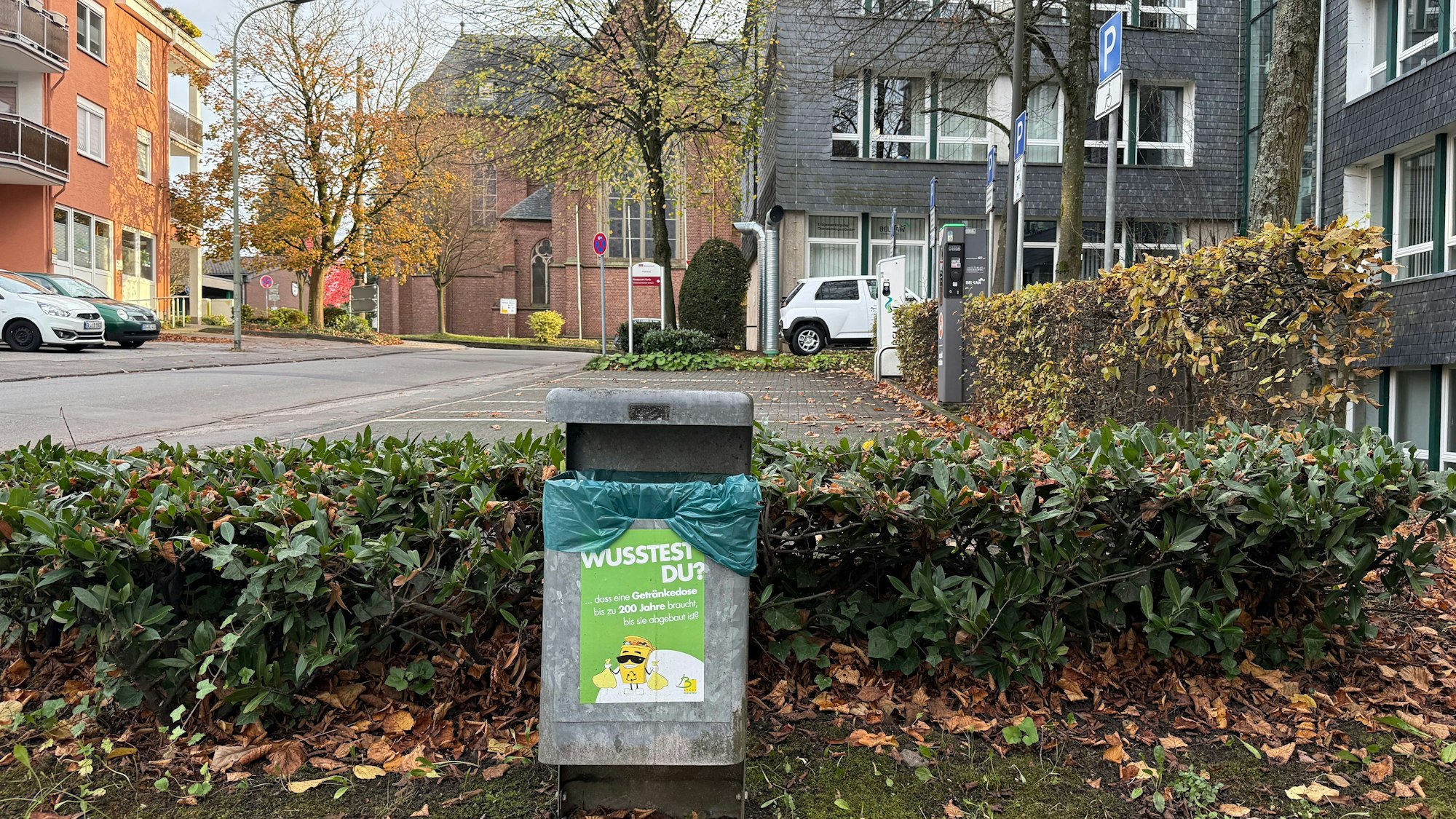 Abfallkorb am Burscheider Rathaus