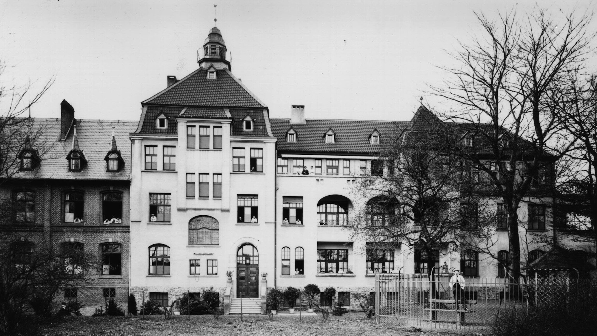 Eine schwarz-weiße Aufnahme des Krankenhauses „Maria Hilf “, das 1886 eröffnete.