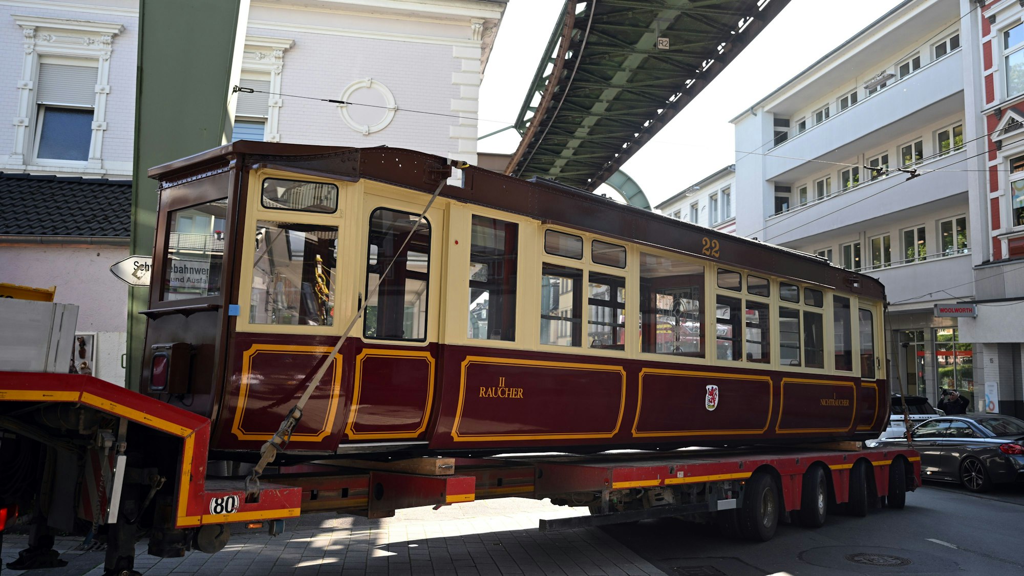 Der hintere Teil des Kaiserwagens der Schwebebahn wird auf einem Tieflader in die Schwebebahn-Werkstatt gefahren. Vor 125 Jahren fuhren Kaiser Wilhelm II. und seine Gemahlin in einem schicken Wagen mit der Wuppertaler Schwebebahn.
