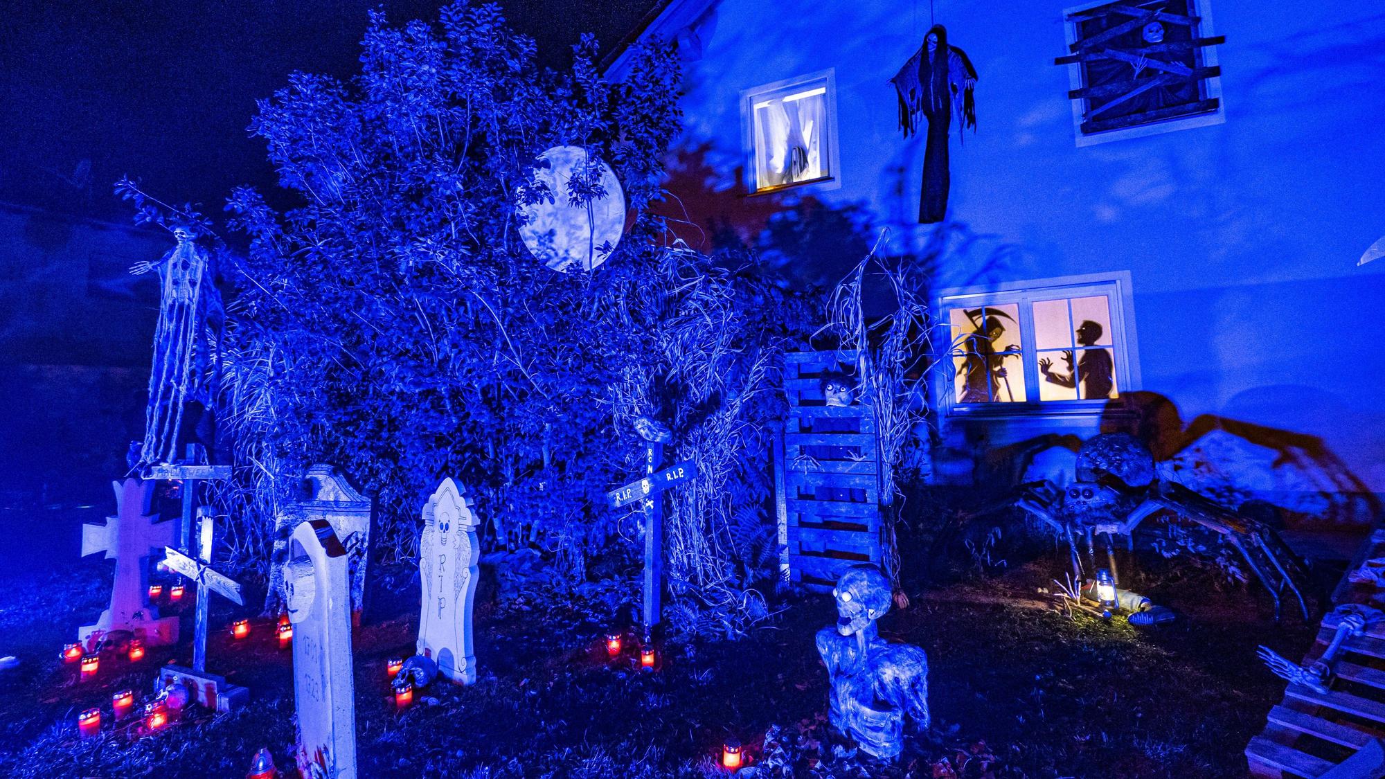 Zahlreiche gruselige Figuren und Gegenstände stehen am Halloween-Abend im Garten von Christian Lajtman und seiner Frau Monika. +++ dpa-Bildfunk +++