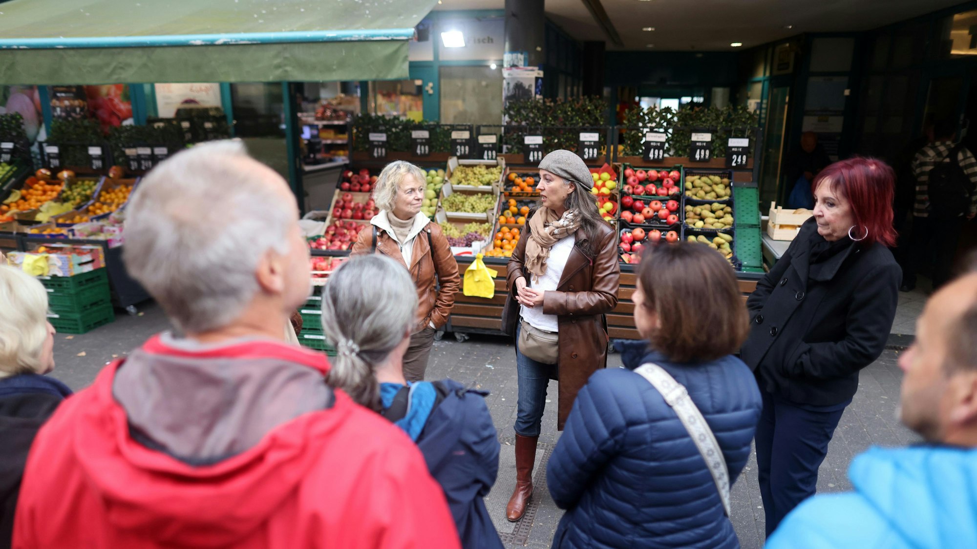 Şöhret Gök spricht mit den Teilnehmern der Kulturwanderung „Köln alla turca“ in Ehrenfeld.