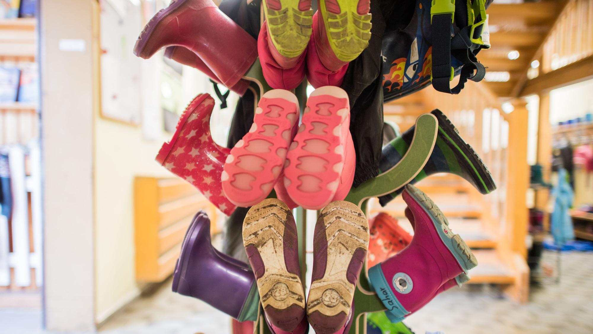 Gummistiefel für Kinder stehen in einer Kindertagesstätte.