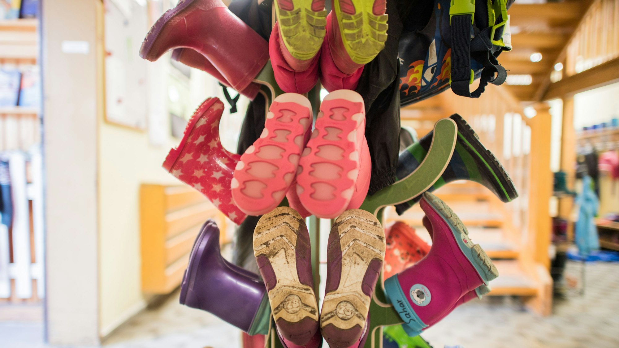 Gummistiefel für Kinder stehen in einer Kindertagesstätte.