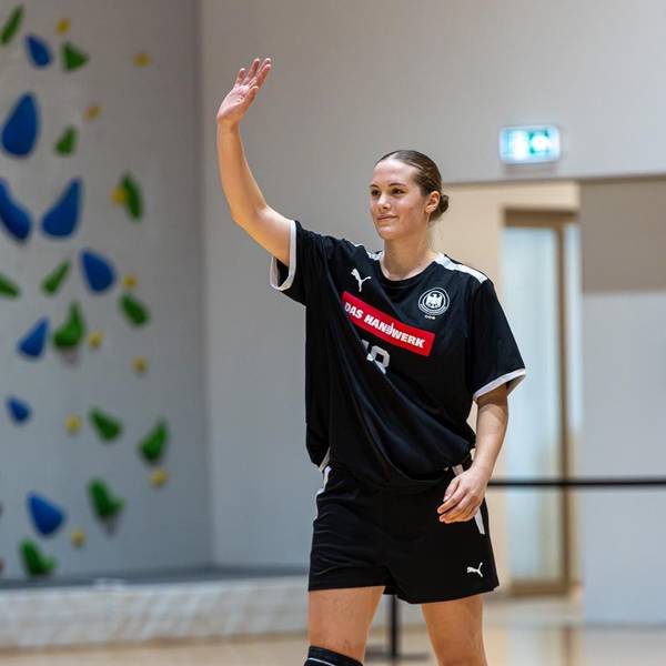 Katharina Scherer im DHB-Trikot vor ihrem ersten Nationalmannschaftsspiel.