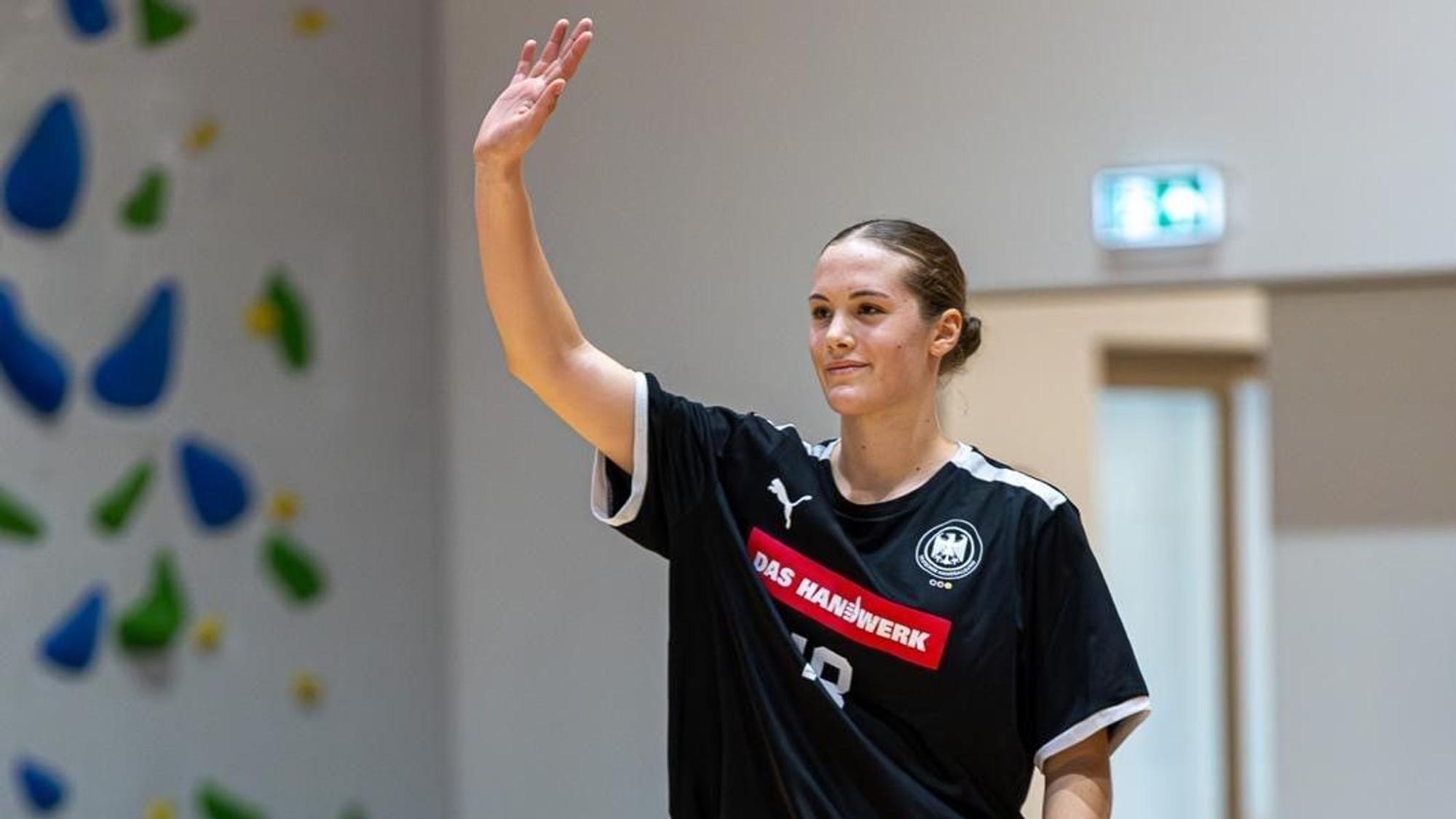 Katharina Scherer im DHB-Trikot vor ihrem ersten Nationalmannschaftsspiel.