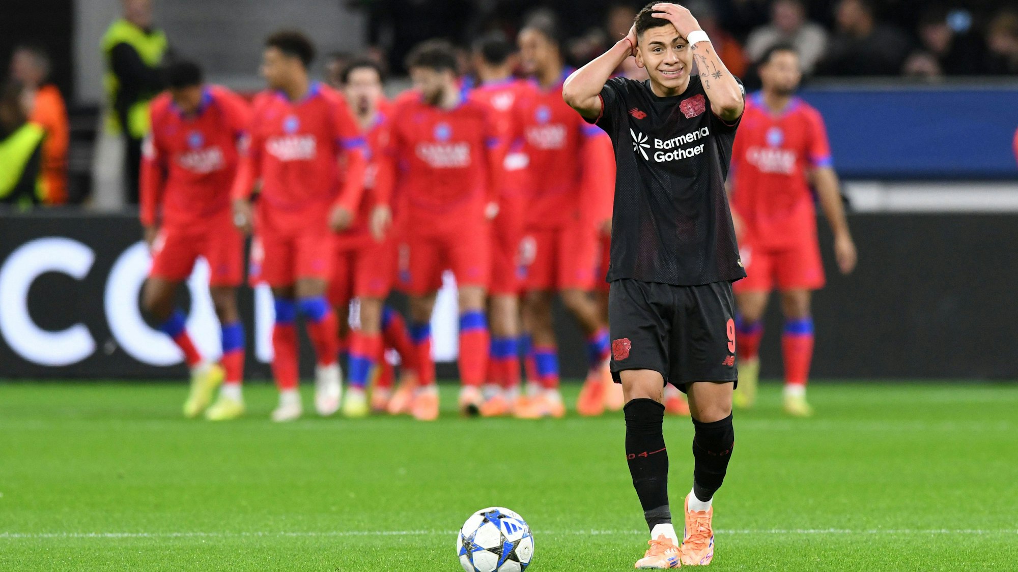 Leverkusens Claudio Echeverri ärgert sich über seinen Fehlpass, der Gegner Paris über den Treffer zum 2:1 jubeln lässt.