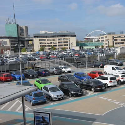 Blick auf das Dach des Parkhauses der Köln Arcaden in Kalk.