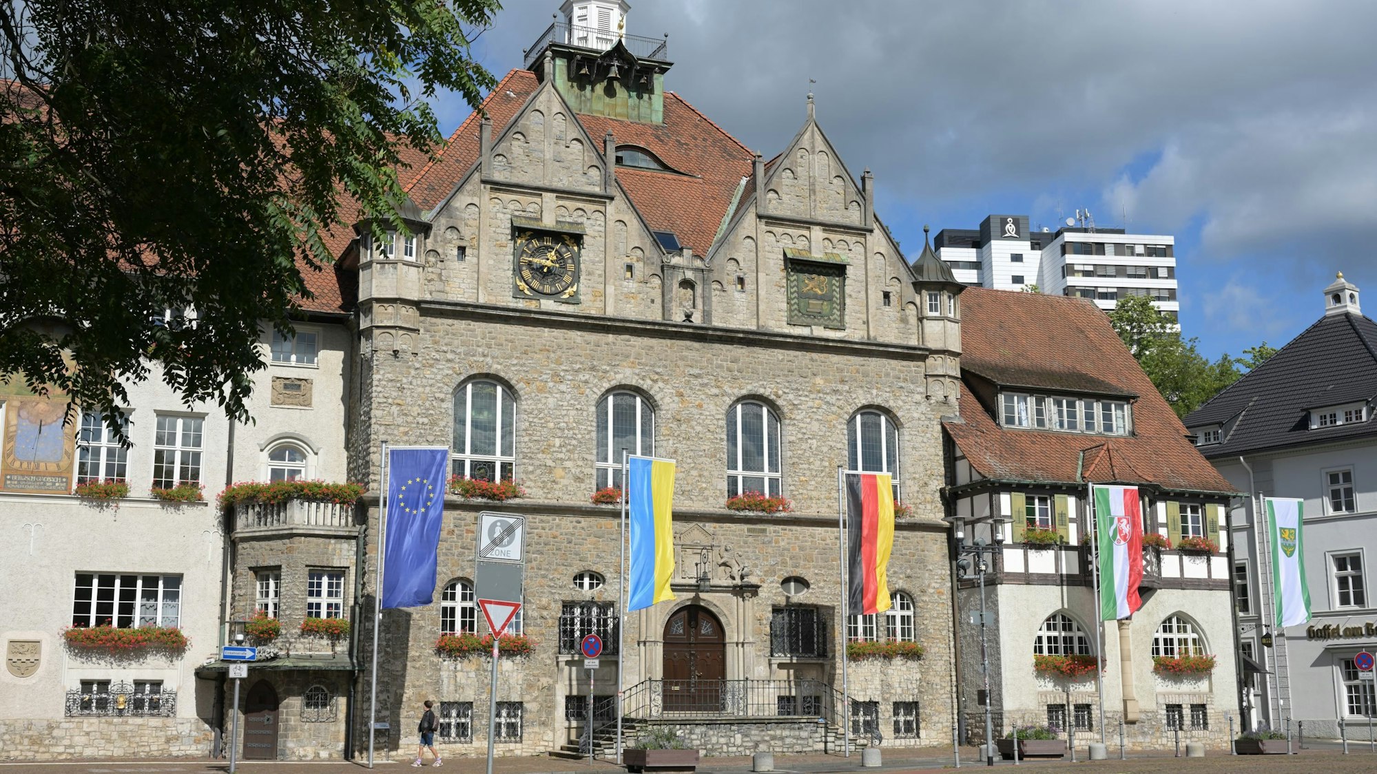 Das Rathausgebäude ist von außen zu sehen.