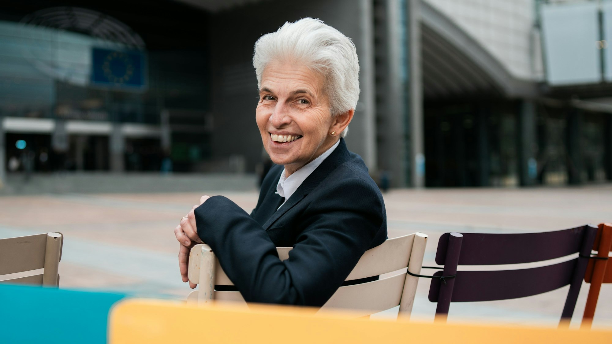 Eine Frau schaut lächelnd in die Kamera.