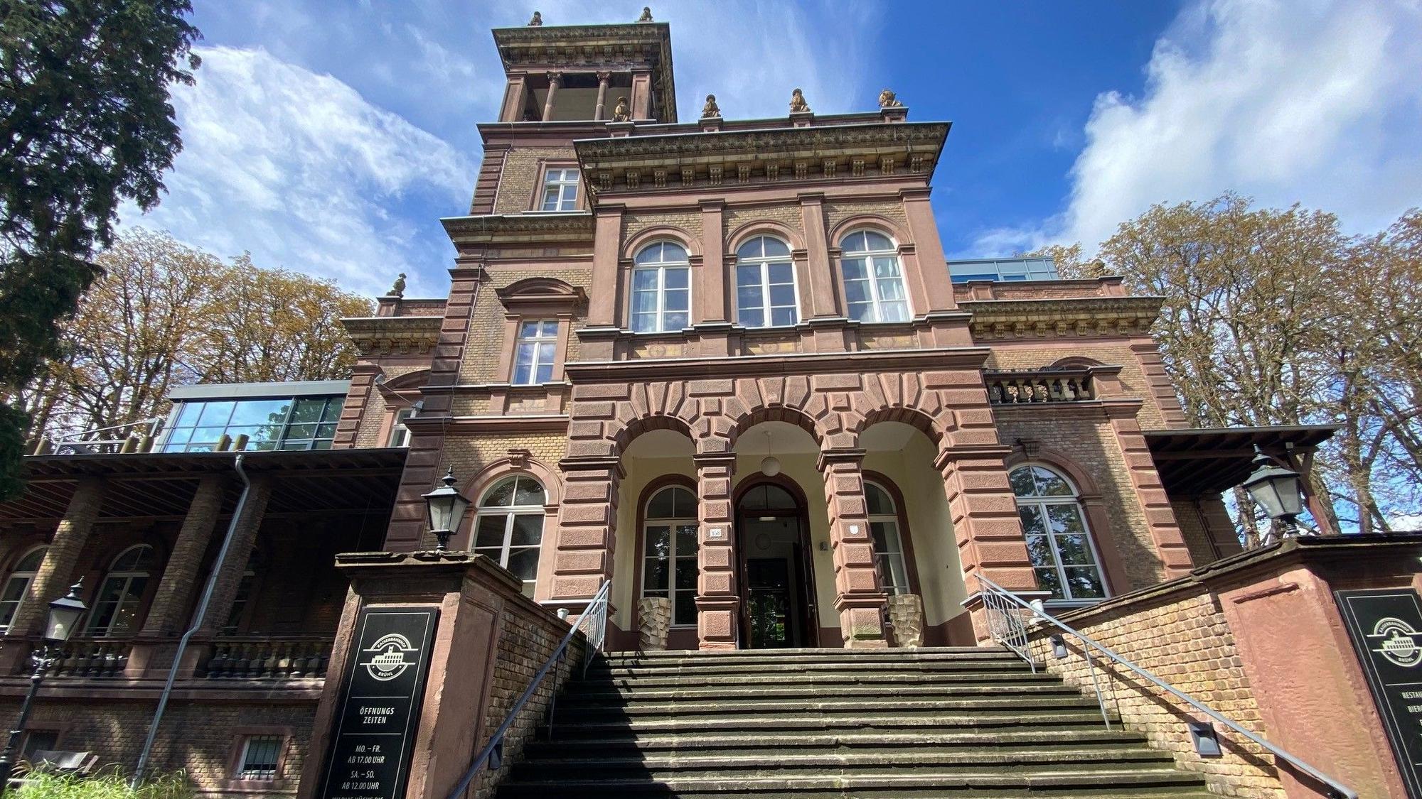 Zu sehen ist das Gebäude des Kaiserbahnhofs in Brühl.