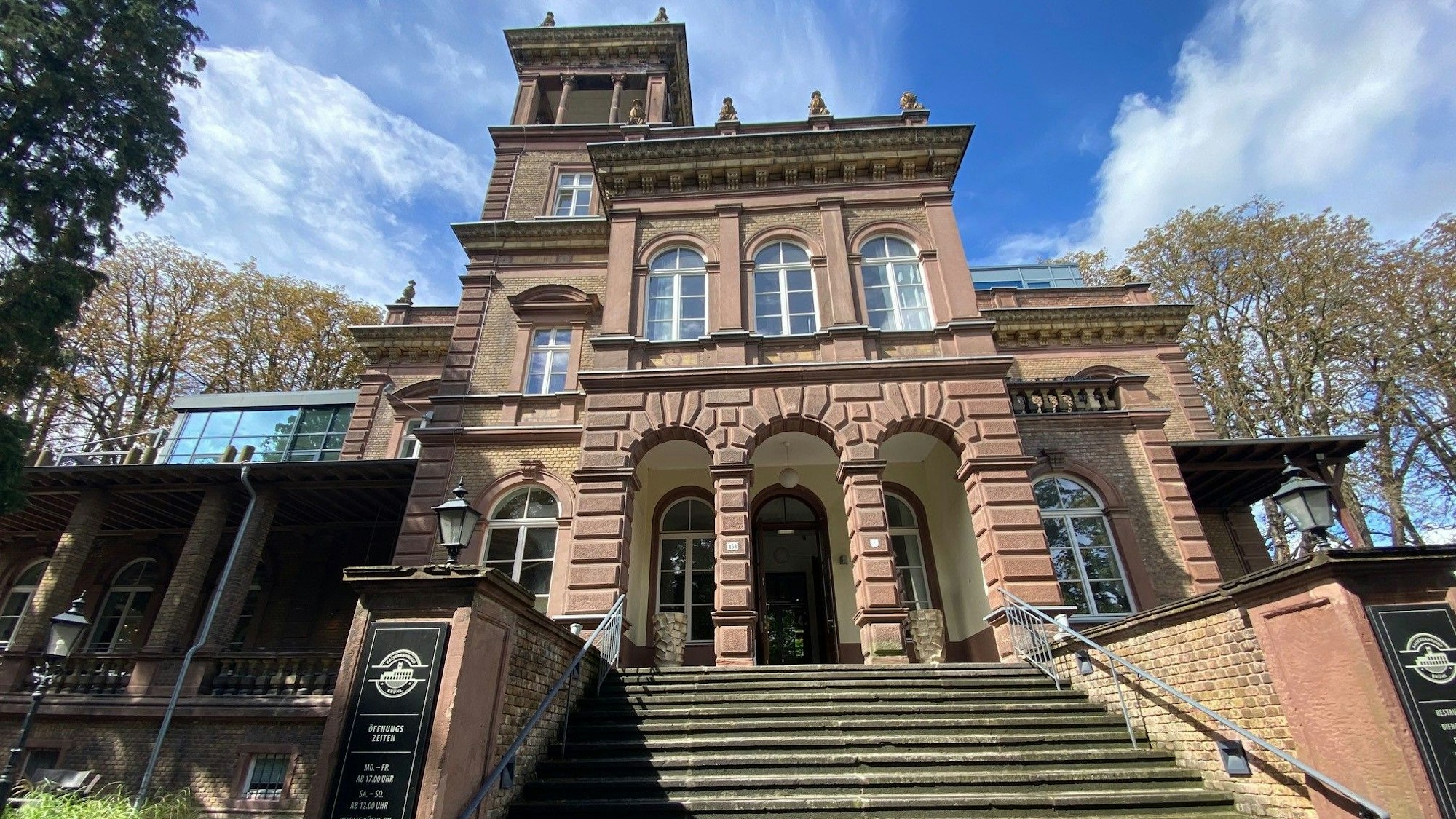 Zu sehen ist das Gebäude des Kaiserbahnhofs in Brühl.