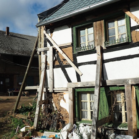 Das Fachwerkhaus des Mühlenhofs in Weilerswist-Lommersum steht unter Denkmalschutz. Derzeit ist es abgestützt, weil es einsturzgefährdet war.