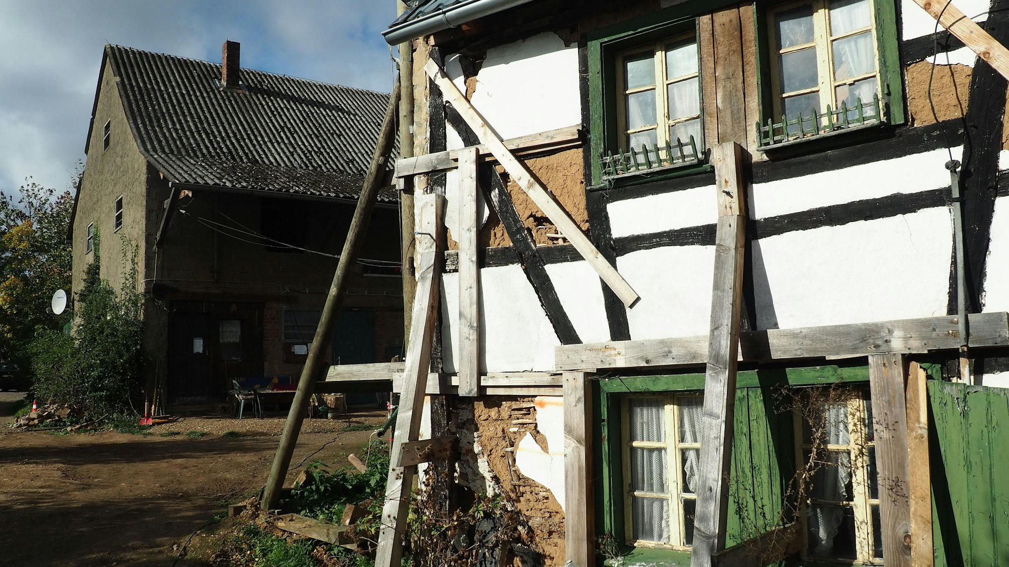 Das Fachwerkhaus des Mühlenhofs in Weilerswist-Lommersum steht unter Denkmalschutz. Derzeit ist es abgestützt, weil es einsturzgefährdet war.