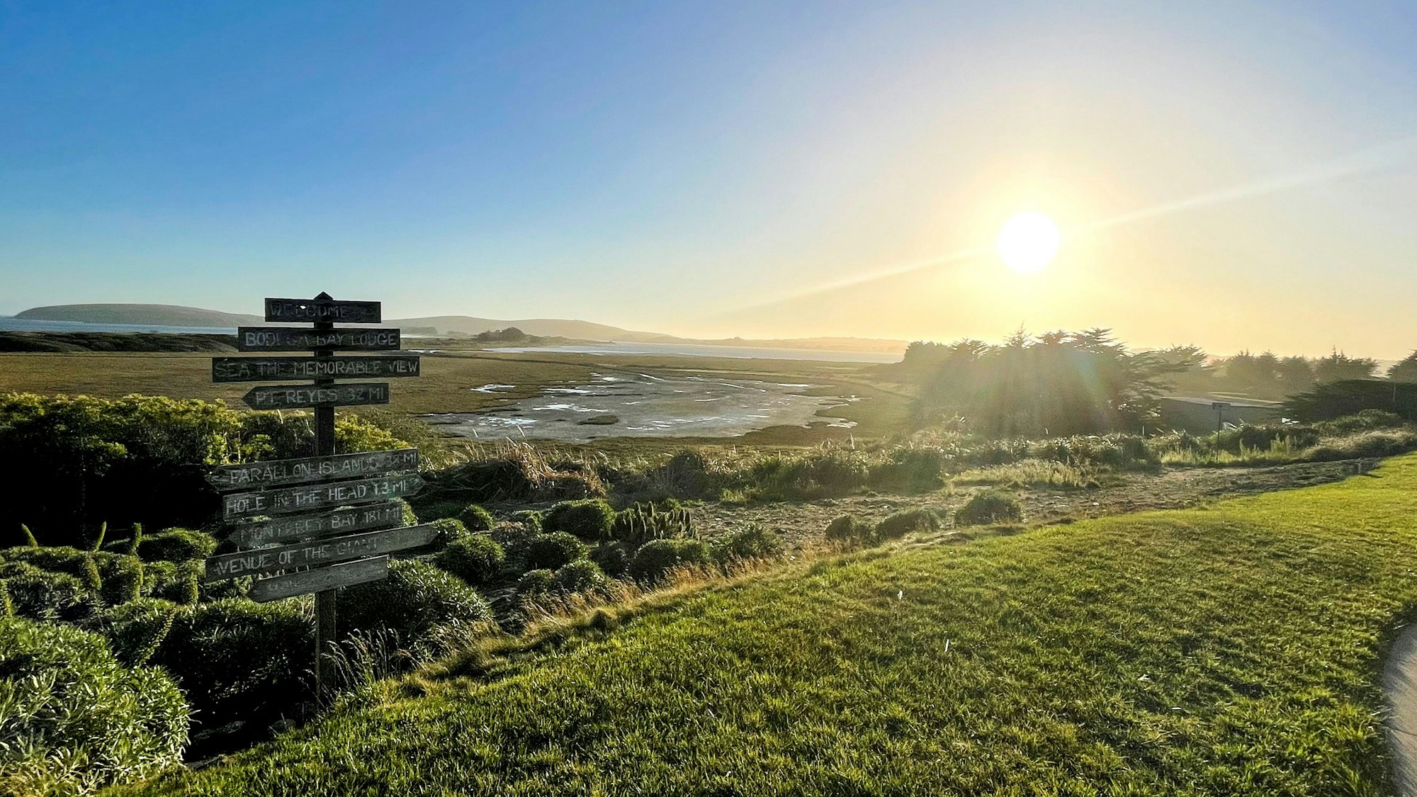 Tiefstehende Sonne über einer idyllischen Landschaft.