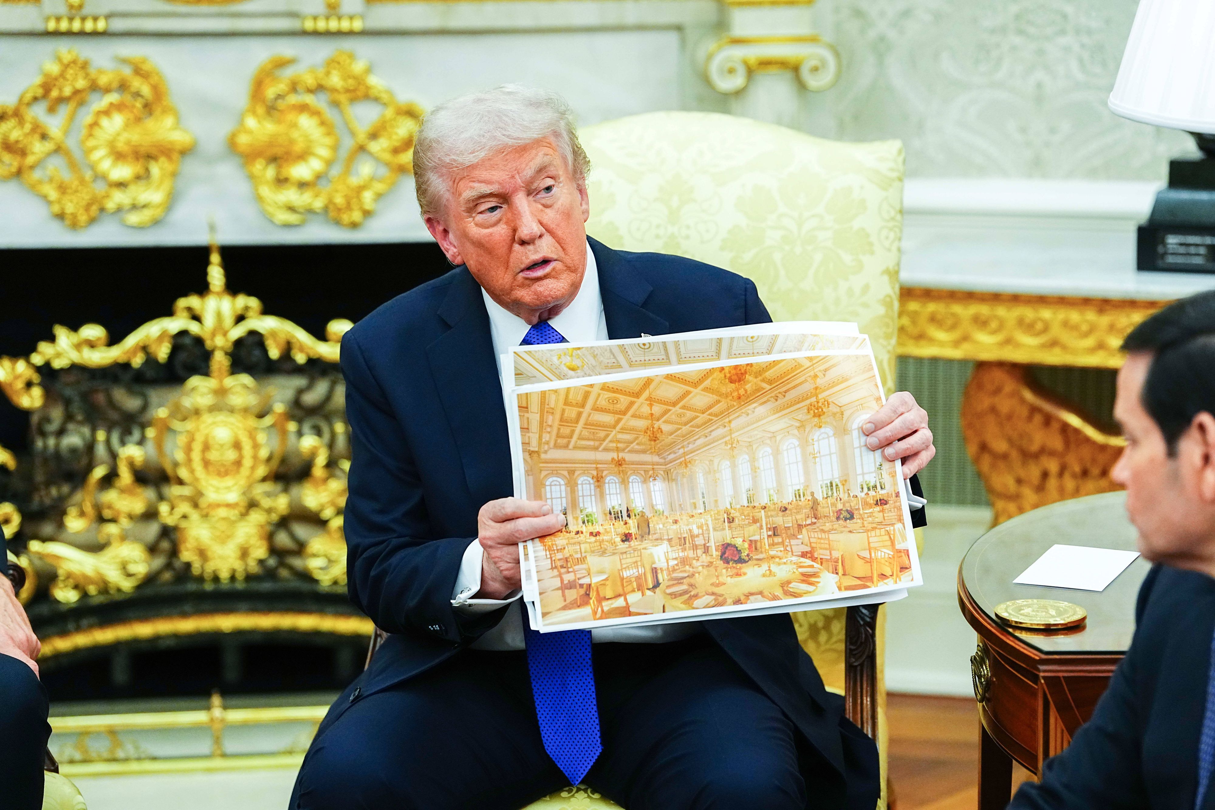 US-Präsident Donald Trump zeigt einen Entwurf für den neuen Ballsaal des Weißen Hauses. (Archivbild)