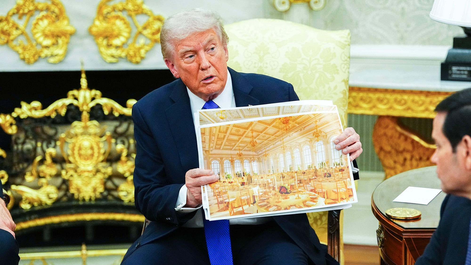 US-Präsident Donald Trump zeigt einen Entwurf für den neuen Ballsaal des Weißen Hauses. (Archivbild)