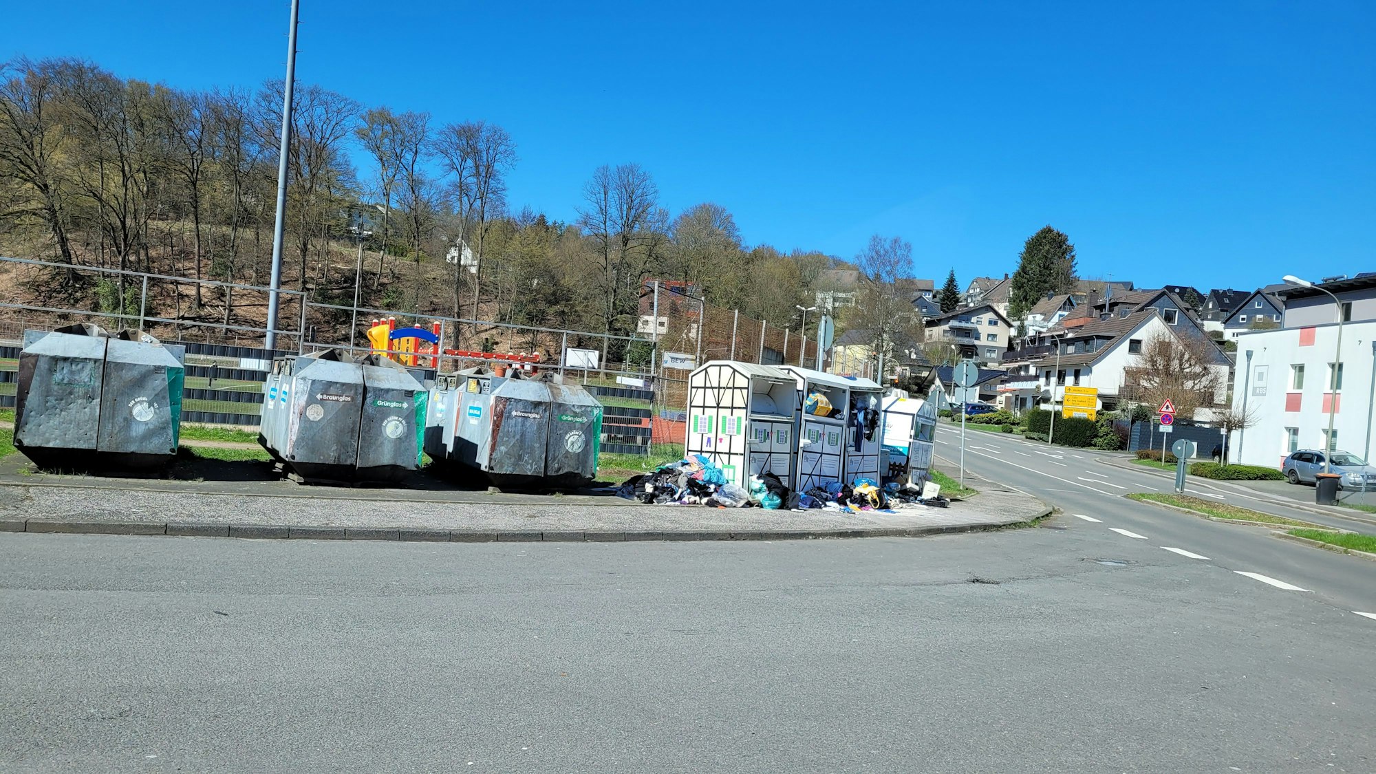 Das Foto zeigt die Sammelbehälter an der Olpener Straße in Kürten