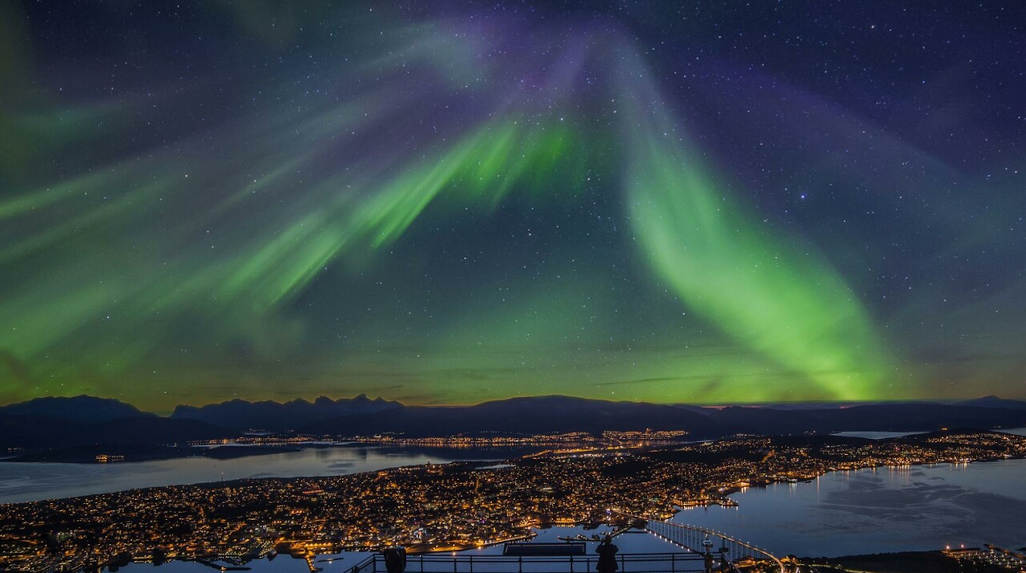 Das Bild zeigt die Polarlichter über der norwegischen Stadt Tromsø