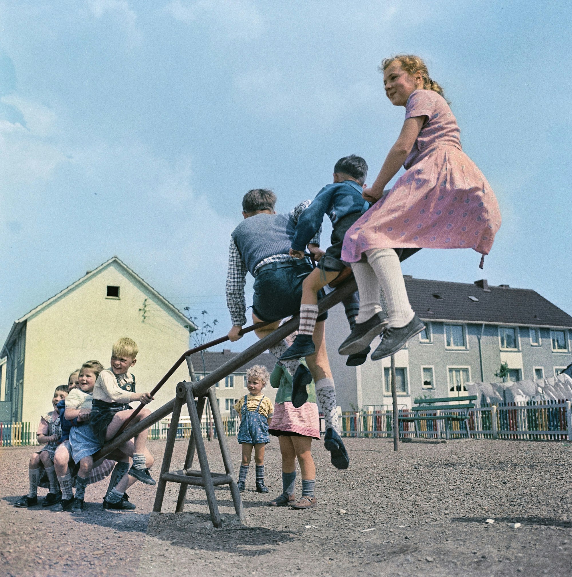 Kinderspielplatz in der Broicher Siedlung des Eschweiler Bergwerks-Vereins, Alsdorf 1959. So warb das Unternehmen um Arbeitskräfte.