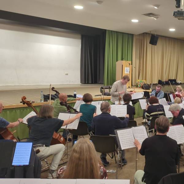 Der Orchesterverein Hilgen und die Musicalische Academie zu Burscheid proben.