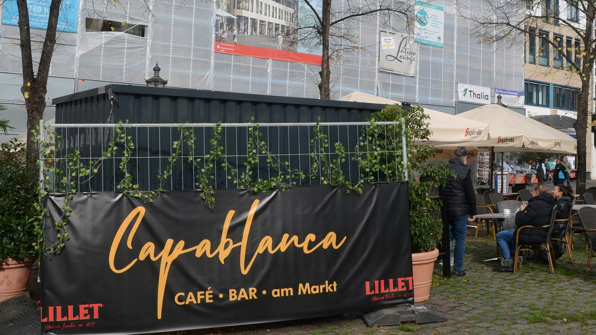 An einem Bauzaun hängt das Transparent mit der Aufschrift Capablanca.