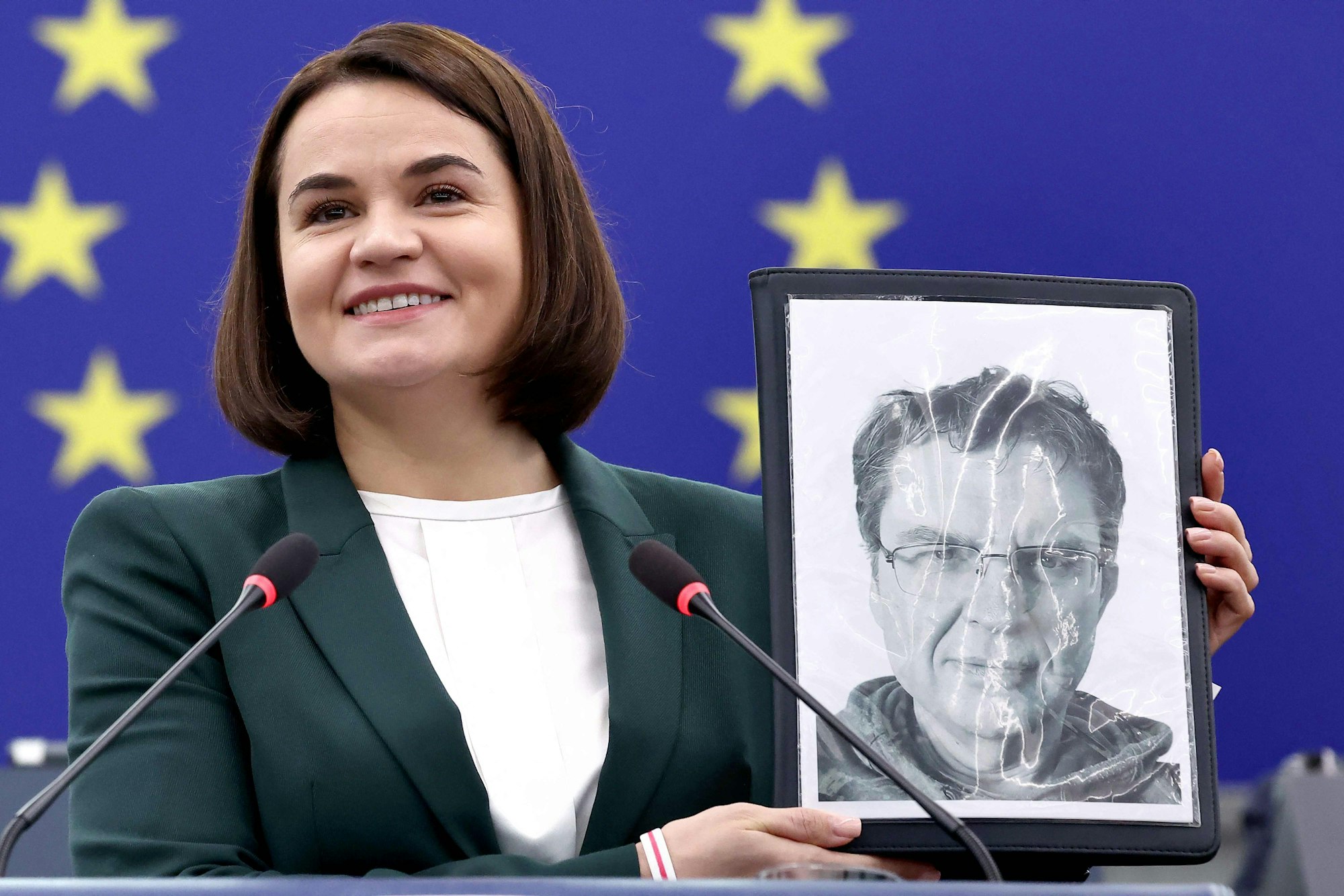 Die belarussische Oppositionsführerin Svetlana Tichanowskaja zeigte im EU-Parlament ein Foto des inhaftierten Journalisten Andrzej Poczobut.