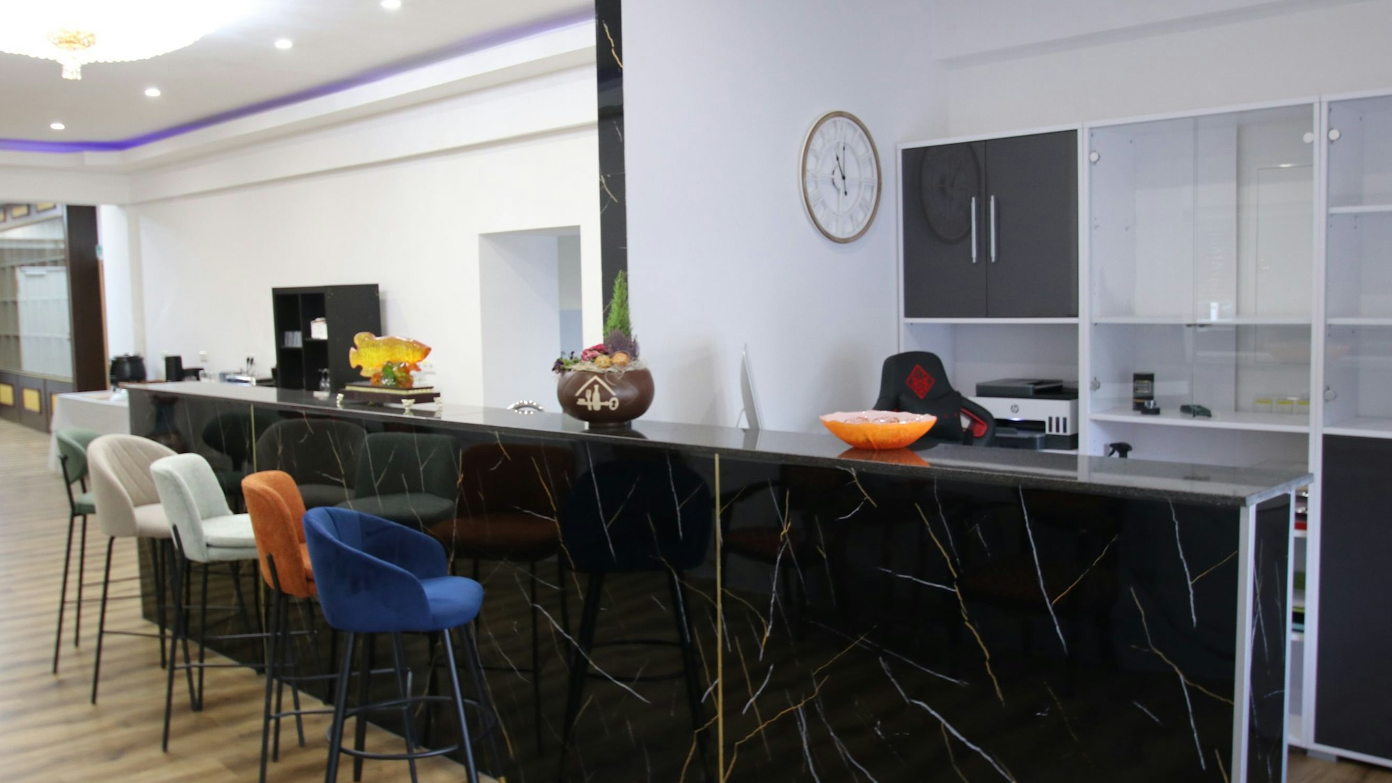 Das Foto zeigt eine Rezeption.