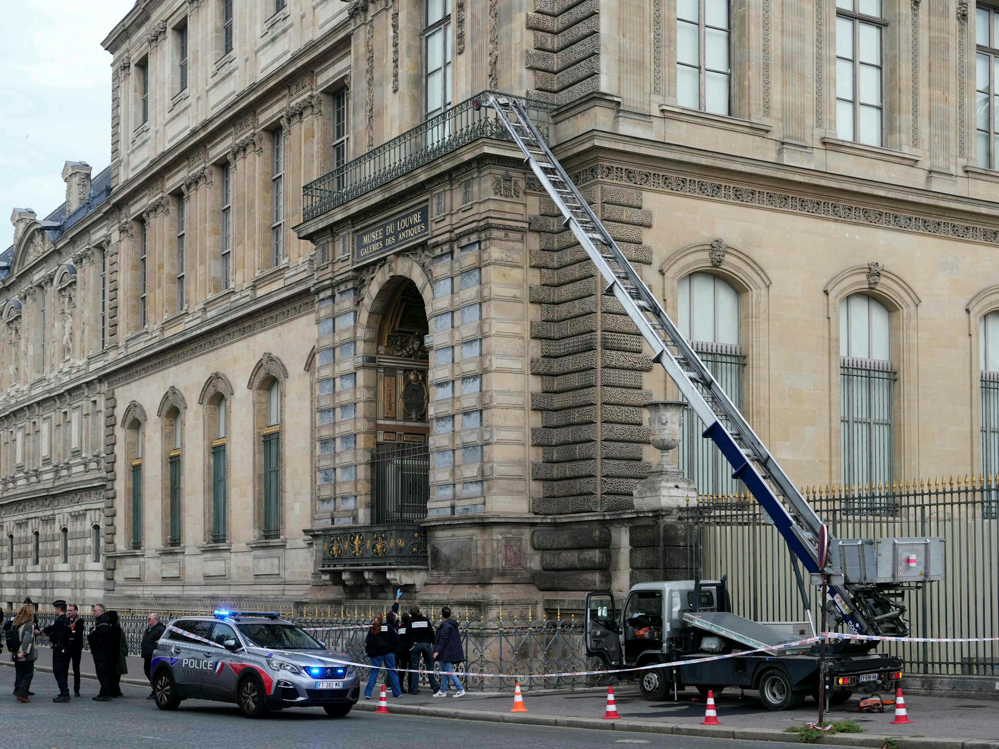 Über den Möbelaufzug gelangten die Einbrecher in das Louvre-Museum in Paris.