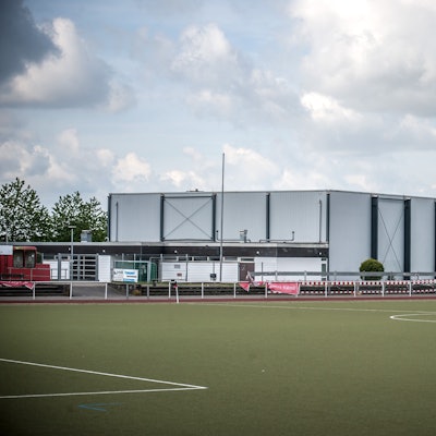 Sportplatz, Sporthalle Am Scharweg unterm Fernsehturm in Witzhelden.