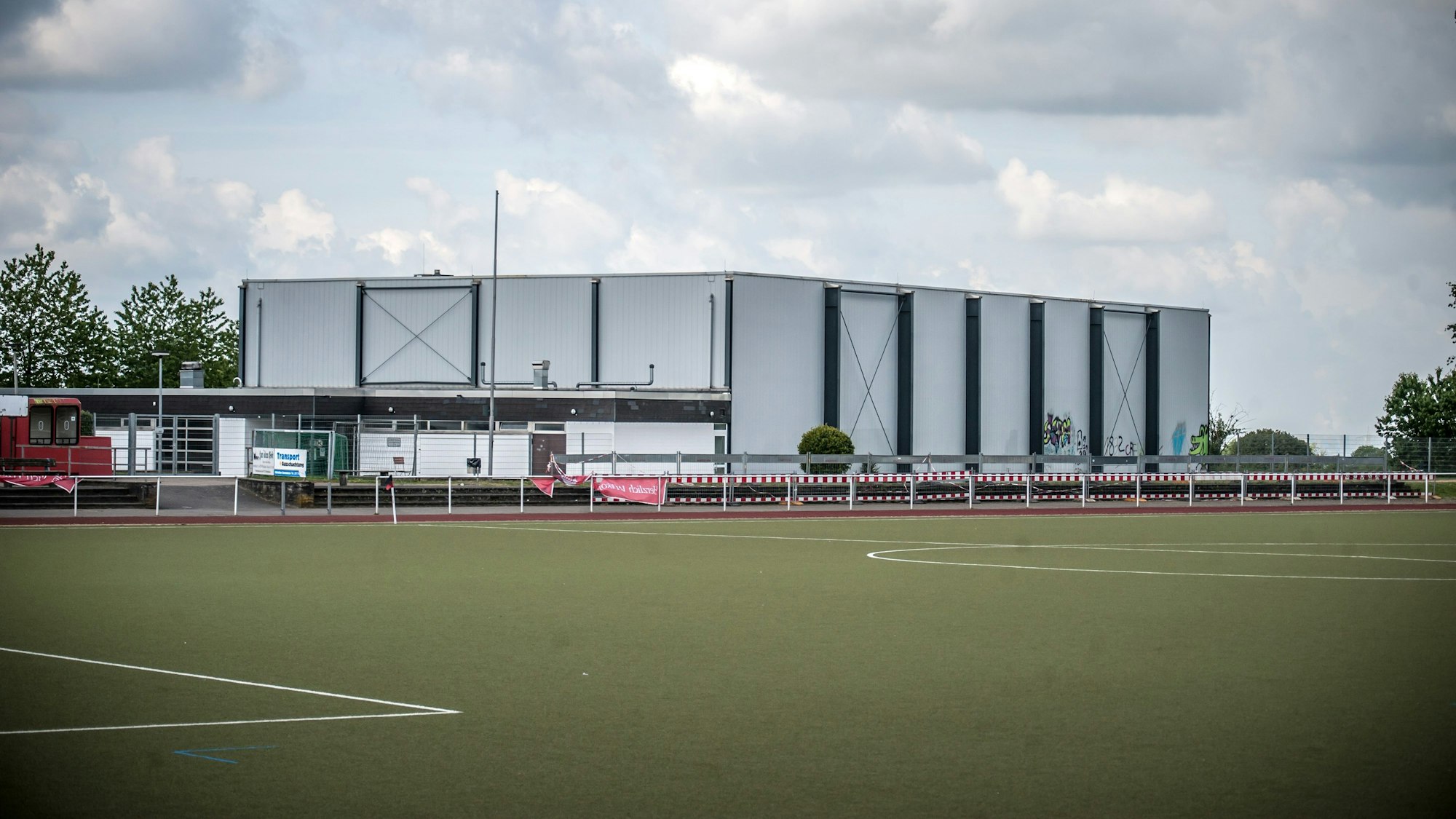 Sportplatz, Sporthalle Am  Scharweg unterm Fernsehturm in Witzhelden.