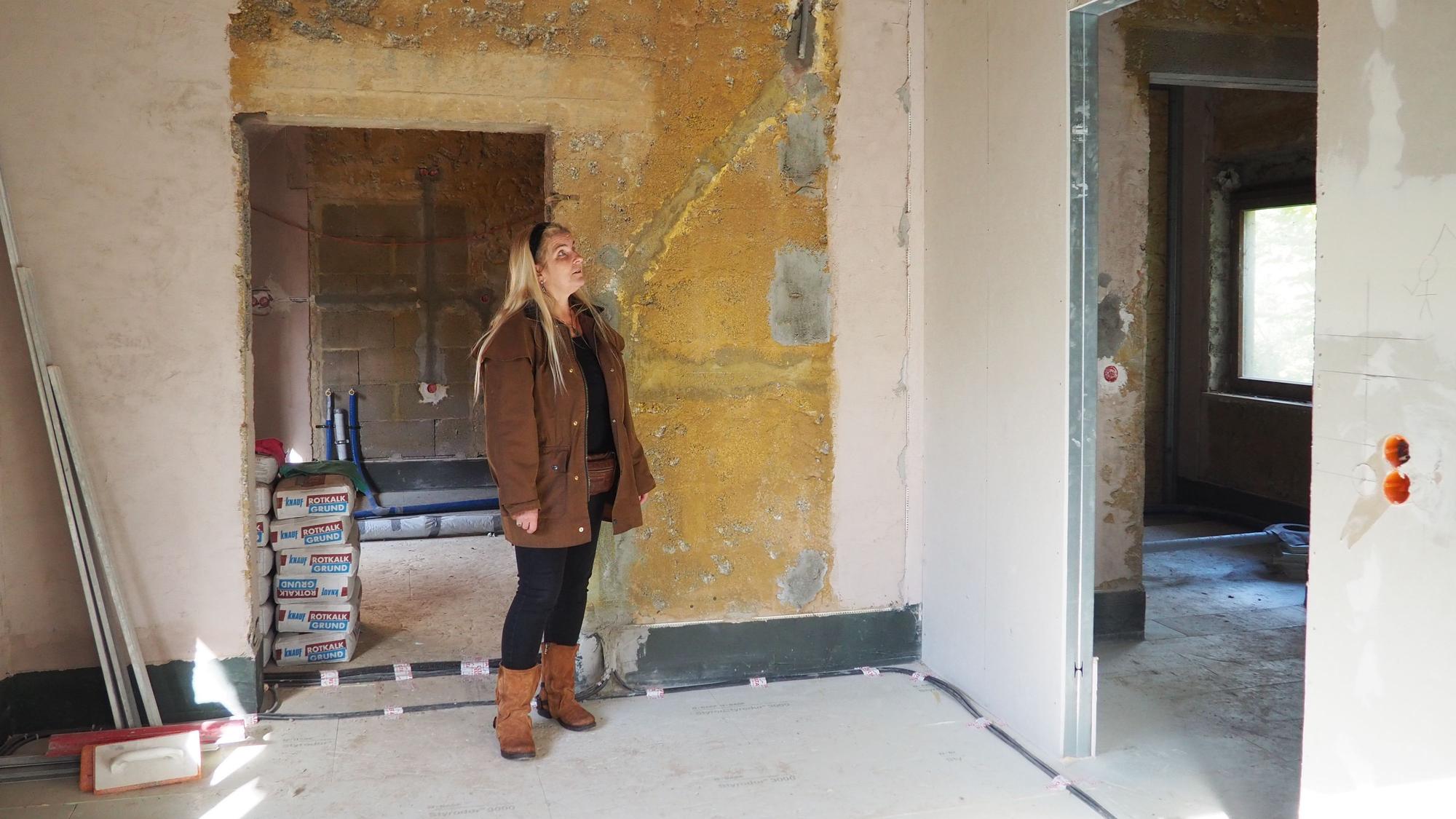Angelika Kohlgraf steht im Anbau des Mühlenhofs, in dem der Wiederaufbau nach der Flutkatastrophe fortschreitet.