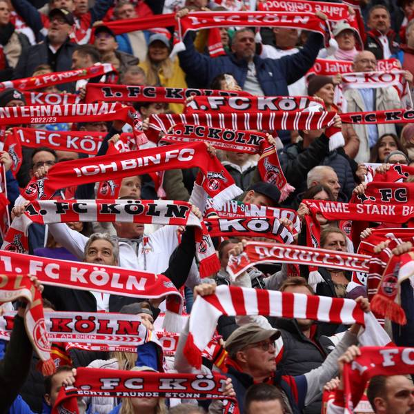 Fans des 1. FC Köln halten Fanschals hoch