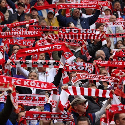 Fans des 1. FC Köln halten Fanschals hoch